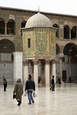 Сокровищница. В этом здании на колоннах во внутреннем дворе мечети Омейядов действительно поначалу хранили деньги — оттуда и название.
