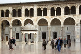 Во дворе мечети Омейядов очередная туристическая группа (вход для иностранцев — 50 лир)