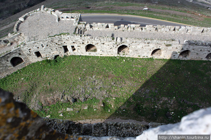 Крепостной ров — между первой и второй линиями обороны замка Сирия