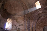 Свет из окна. В мечети на территории замка Крак де Шевалье. Мечеть построили уже после ухода крестоносцев из Сирии.