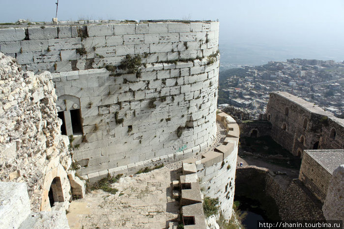 Внутренний замок и внешняя стена, между ними ров с водой. Сирия