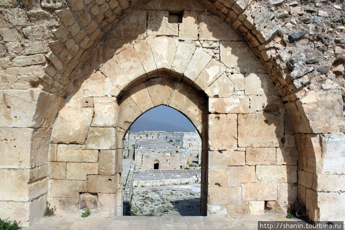 Вид через арку Сирия