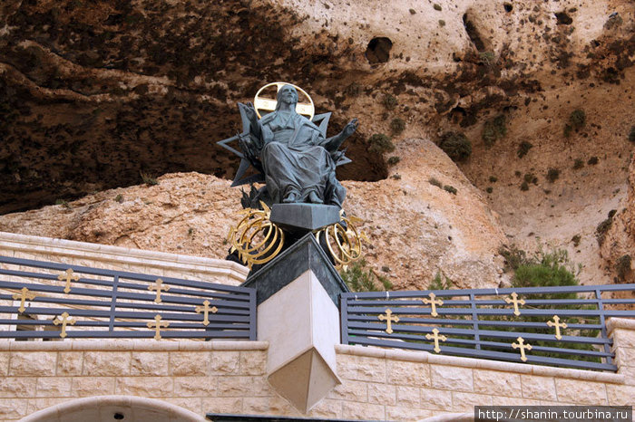 Статуя в монастыре Святой Феклы — подарок русского скульптора Маалула, Сирия