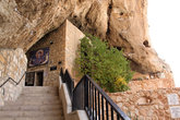 Вход в пещеру Святой Феклы над монастырем