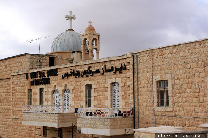 Монастырь Святого Сергия расположен на горе выше монастыря Святой Феклы (проход из деревни вверх через ущелье) Маалула, Сирия