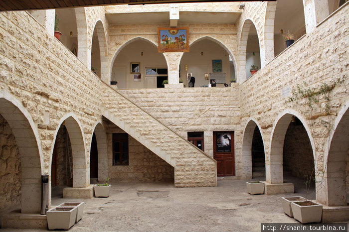 Внутренний двор монастыря Святой Феклы Маалула, Сирия