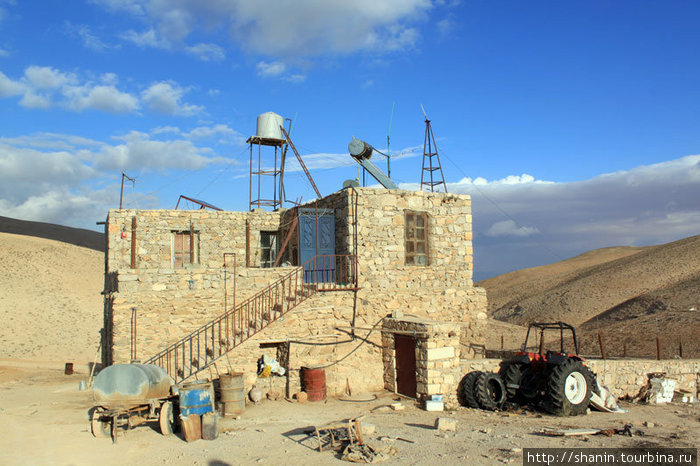 Дом посреди пустынного плоскоргорья Мар-Муса-аль-Хабаси, Сирия