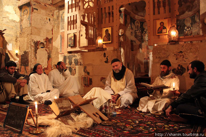 Монахи в монастыре Мар Муса — их можно узнать по белым сутанам Мар-Муса-аль-Хабаси, Сирия