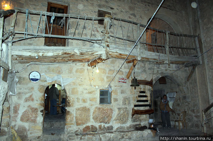 Ночь в монастыре Мар Муса Мар-Муса-аль-Хабаси, Сирия