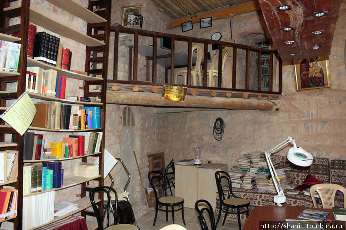 В библиотеке монастыря Мар Муса Мар-Муса-аль-Хабаси, Сирия