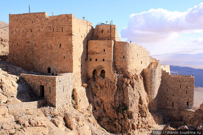 Монастырь Мар Муса очень сильно похож на средневековую крепость Мар-Муса-аль-Хабаси, Сирия