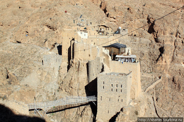 Монастырь Мар Муса связан с противоположным склоном ущелья пешеходным мостом. Мар-Муса-аль-Хабаси, Сирия