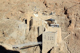 Монастырь Мар Муса связан с противоположным склоном ущелья пешеходным мостом.