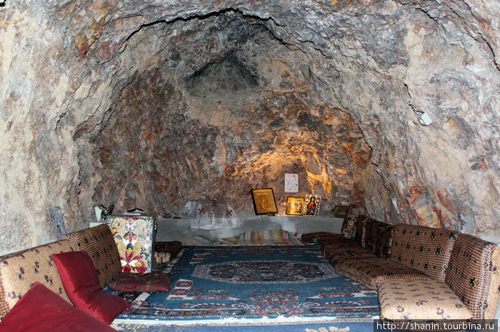 Церковь в пещере — в традиционном арабском стиле с коврами и подушками на полу Мар-Муса-аль-Хабаси, Сирия