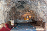 Церковь в пещере — в традиционном арабском стиле с коврами и подушками на полу