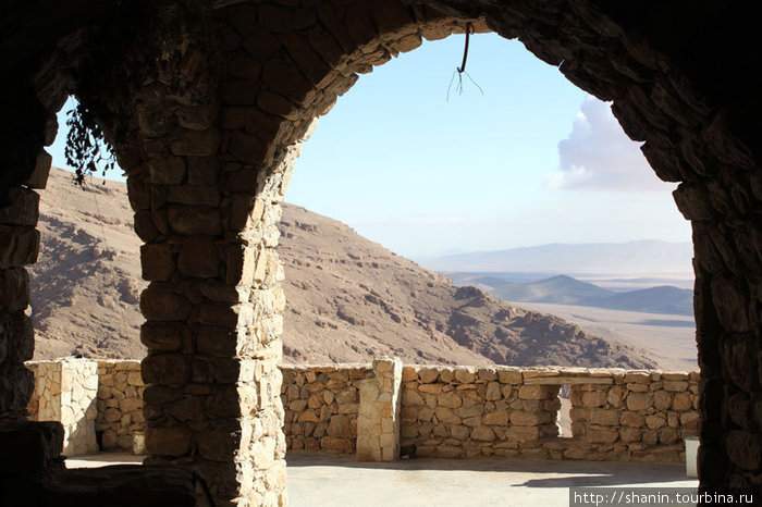 Вид из пещеры с церковью наружу Мар-Муса-аль-Хабаси, Сирия
