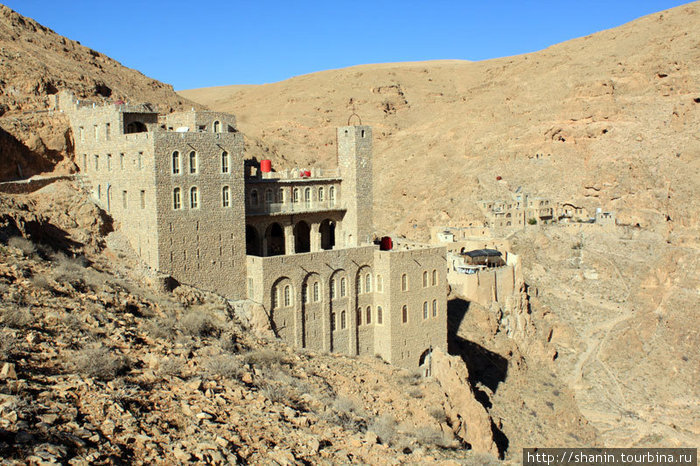 Новое здание монастыря — на противоположном склоне ущелья и немного выше, чем старое — средневековое. Мар-Муса-аль-Хабаси, Сирия