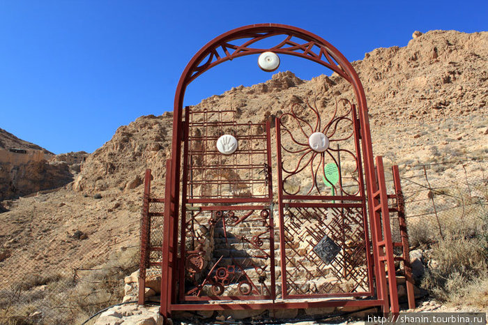 Железные монастырские ворота Мар-Муса-аль-Хабаси, Сирия