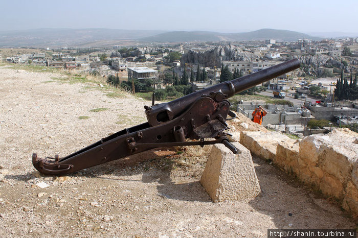 Старая пушка у замка Сирия