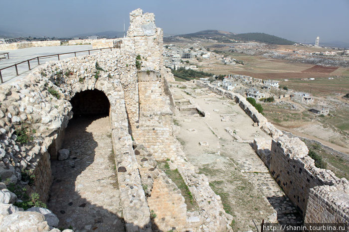 Замок и окрестности Сирия