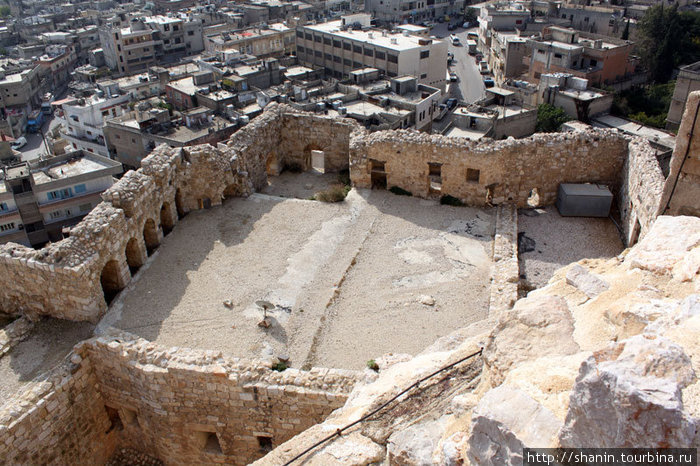 Город Масиаф и внутренняя часть замка Сирия