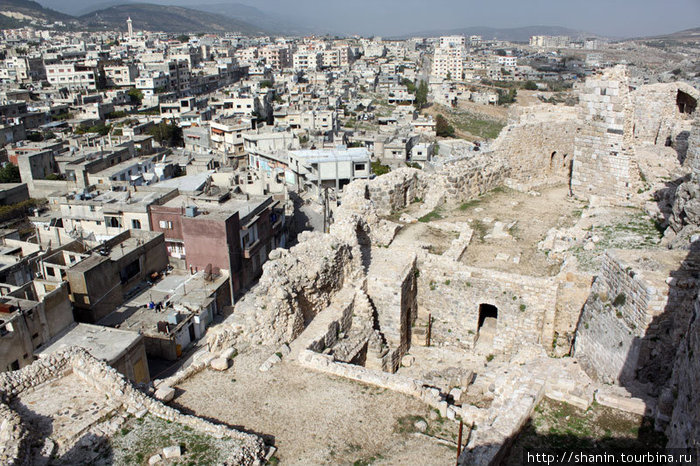 Замок и город Сирия