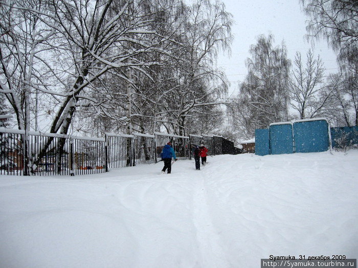 Снегопад  — не помеха для настоящих лыжников. Москва, Россия