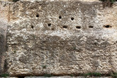 Гигантский гранитный блок в основании храма