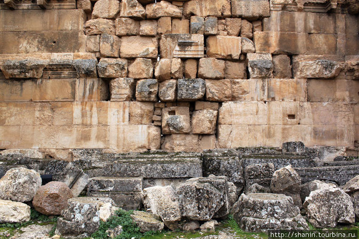Пролом в стене заделали камнями Баальбек (древний город), Ливан
