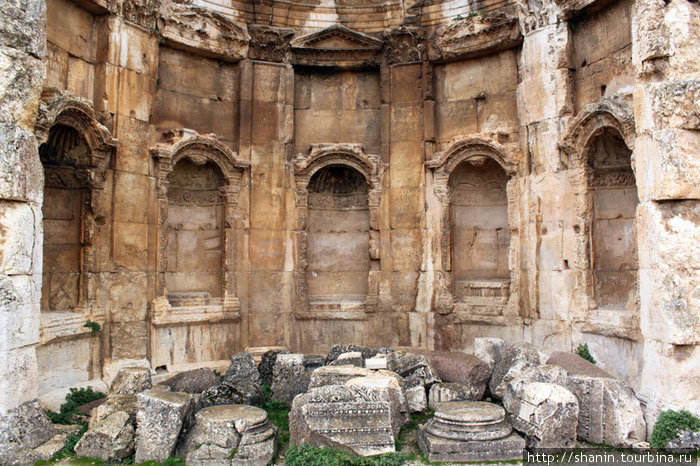 Ниши в стене Баальбек (древний город), Ливан