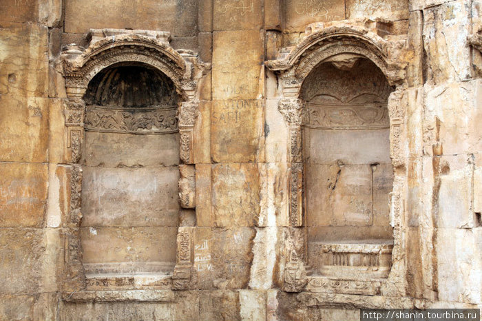 Две ниши. В них стояли статуи римских богов Баальбек (древний город), Ливан