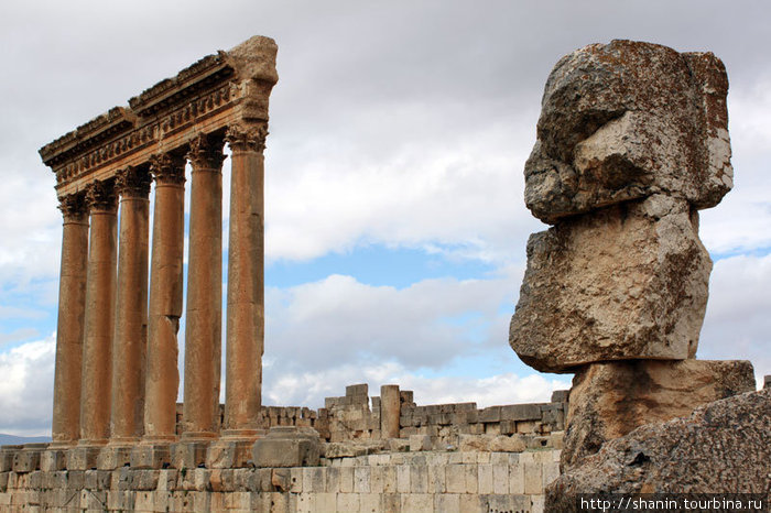 Колонны храма Юпитера Баальбек (древний город), Ливан