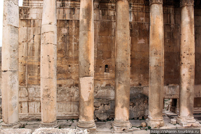 Колонны и стена храма Бахуса Баальбек (древний город), Ливан