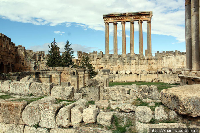 Руины и колонны храма Юпитера Баальбек (древний город), Ливан