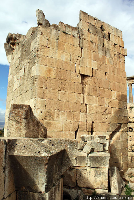 Фрагмент стены храма Баальбек (древний город), Ливан