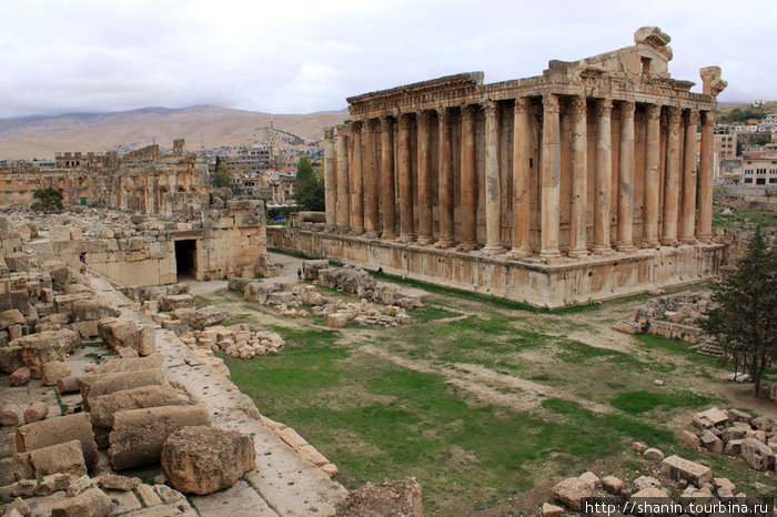 Храм Бахуса и руины храма Юпитера Баальбек (древний город), Ливан