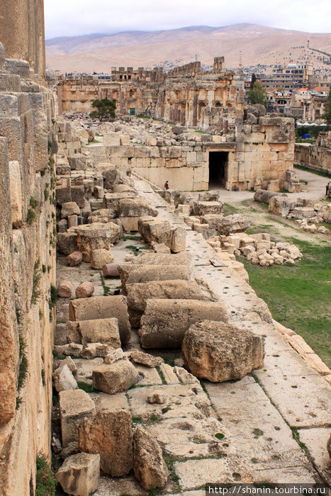Руины в Баальбеке Баальбек (древний город), Ливан