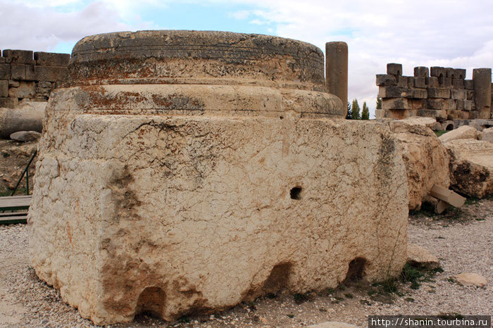 Основание колонны храма Юпитера Баальбек (древний город), Ливан