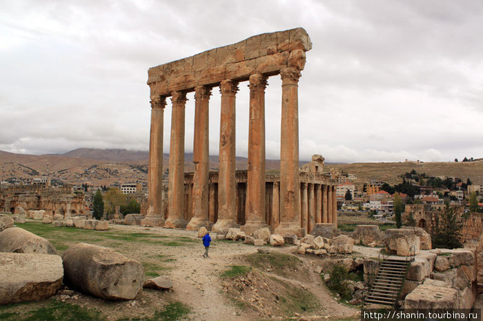 Колонны храма Юпитекра Баальбек (древний город), Ливан
