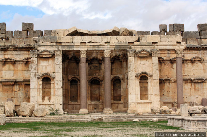 Колонны храма в Большом дворе Баальбек (древний город), Ливан
