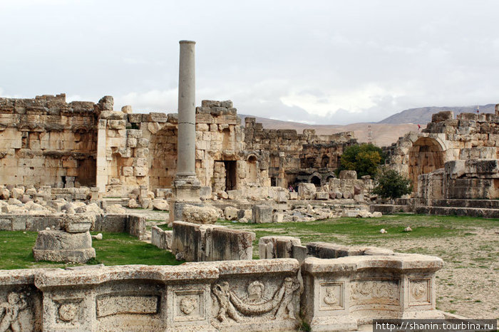 Руины в Большом дворе храмового комплекса Баальбек (древний город), Ливан