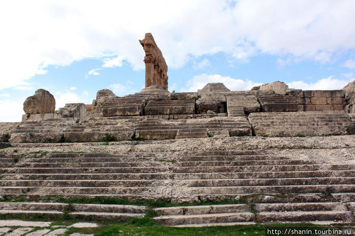 Ступени храма Юпитера Баальбек (древний город), Ливан