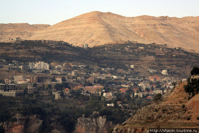 Бшари — вид с противоположного склона долины Кадиша Бишари, Ливан