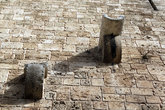 Постаменты на стене крепости