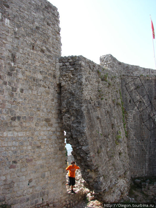 Отломился кусочек стены Черногория