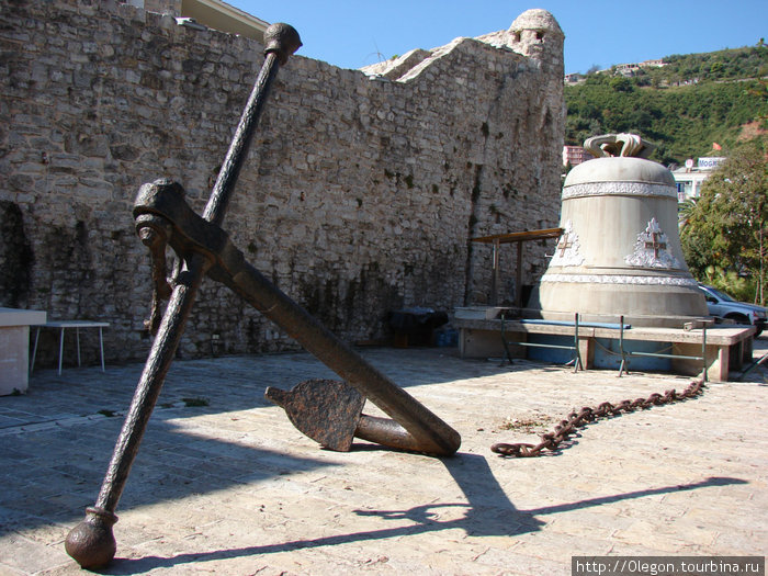 У стены крепости Черногория