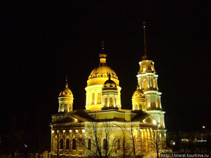 Посмотрите на собор – он золотом сияет. Рыбинск, Россия