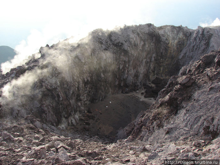 Кратер живого вулкана Ява, Индонезия