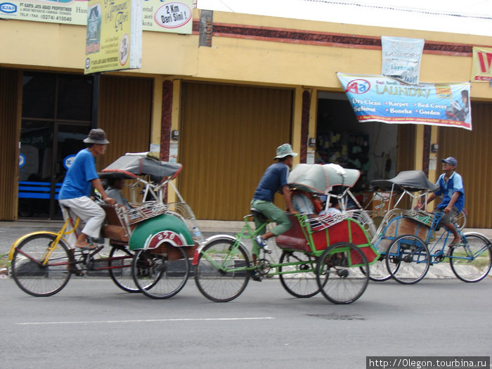 Яванские рикши- всем хватит работы Ява, Индонезия