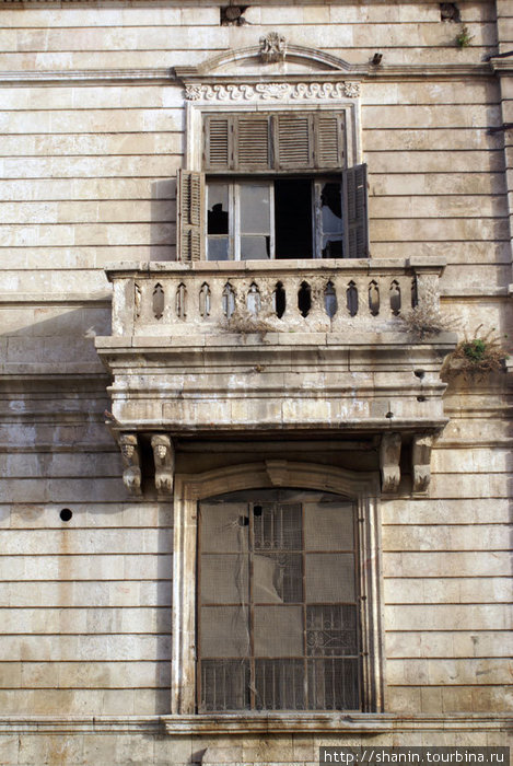 Окно и балкон — наследие французской оккупации Алеппо, Сирия